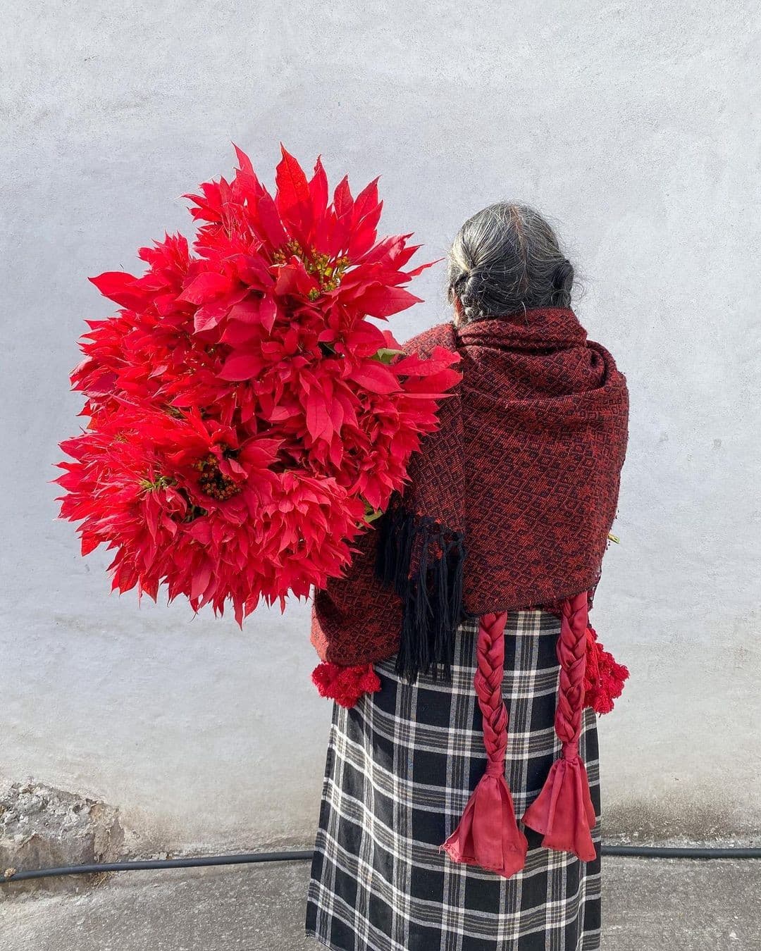 De Posadas al Glam: La Evolución de la Moda Navideña en México. - Imagen 2